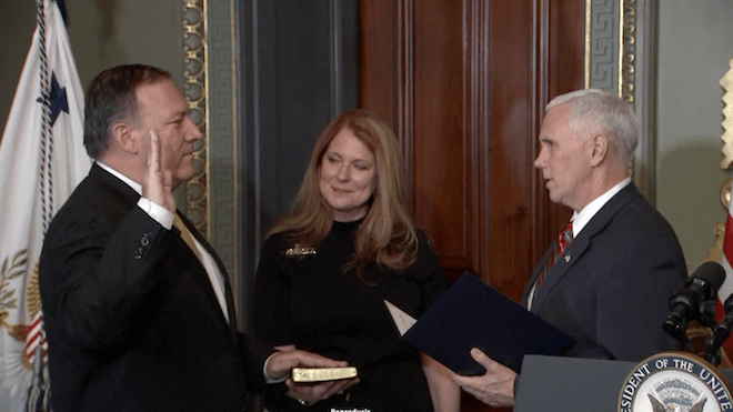 se ganó la confianza de Donald Trump brindando los informes presidenciales diarios de seguridad nacional y alineándose políticamente con el mandatario.