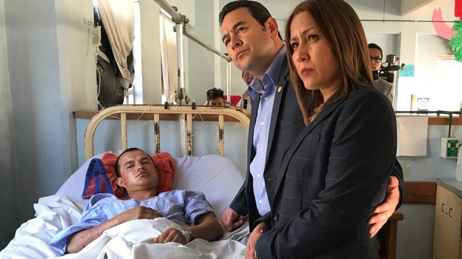 Jimmy Morales visita en el Hospital Roosevelt a víctimas del accidente en Mixco