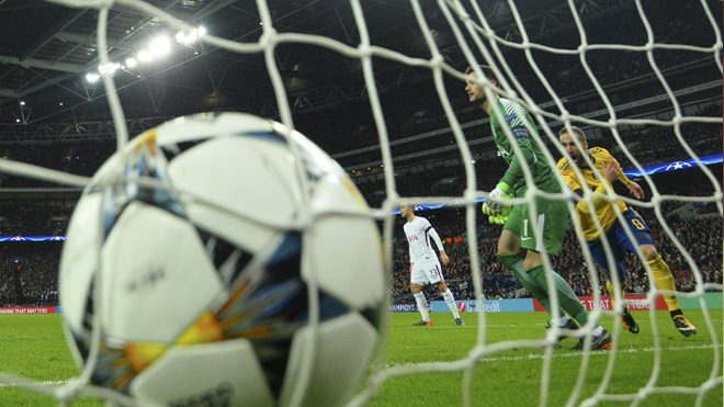 Juventus' Argentinian striker Gonzalo Higuain (R) runs to collect the ball after scoring their first goal during the UEFA Champions League round of sixteen second leg football match between Tottenham Hotspur and Juventus at Wembley Stadium in London, on March 7, 2018. Glyn KIRK / AFP