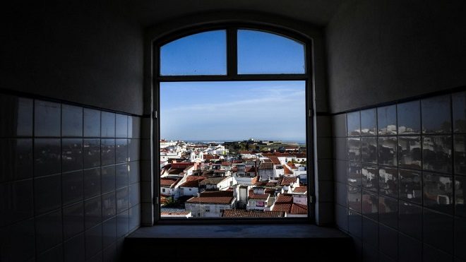 Cada vez más turistas eligen Portugal como destino de vacaciones, principalmente en primavera y otoño. Son sobre todo británicos, pero también alemanes, españoles, franceses y estadounidenses. Tienen predilección por Lisboa, con sus monumentos testigo de las epopeyas de los grandes descubrimientos, y los viñedos de la región de Oporto en el norte, declarado Patrimonio Mundial, así como por las playas del Algarve, en el sur, con sus acantilados esculpidos por la erosión.