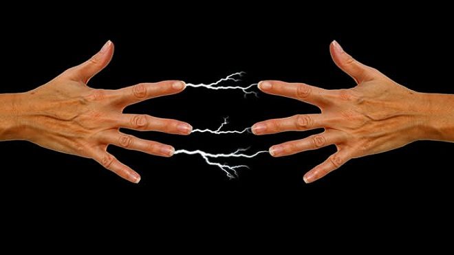 ¿Por qué a veces nos da toques eléctricos cuando tocamos a otra persona?