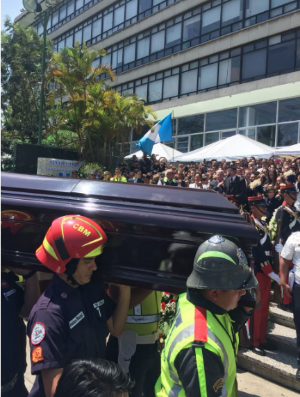 Alvaro Arzú será enterrado en Antigua Guatemala, luego de una emotiva despedida