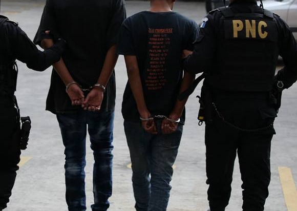Dos presuntos pandilleros son capturados en colonia Belén z. 7 de Mixco