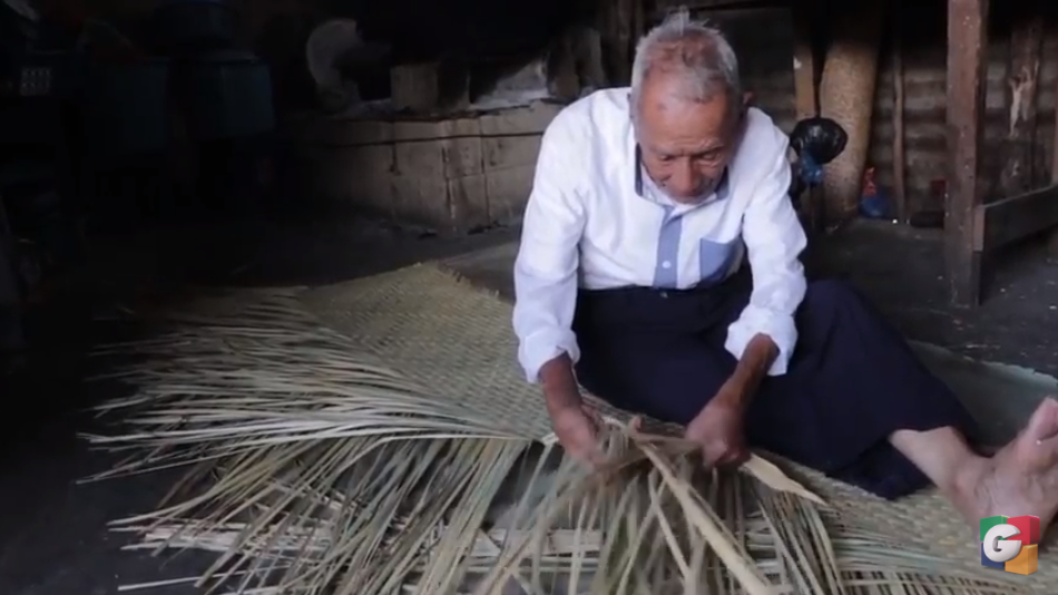 Artesano elabora petates, trabajo con el que sacó adelante a su familia en Chimaltenango
