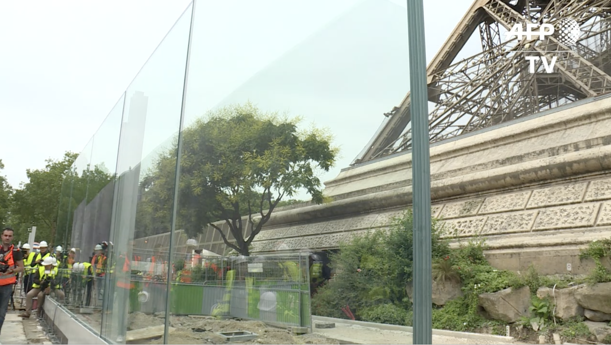 La Torre Eiffel desvela su nuevo muro de cristal contra ataques