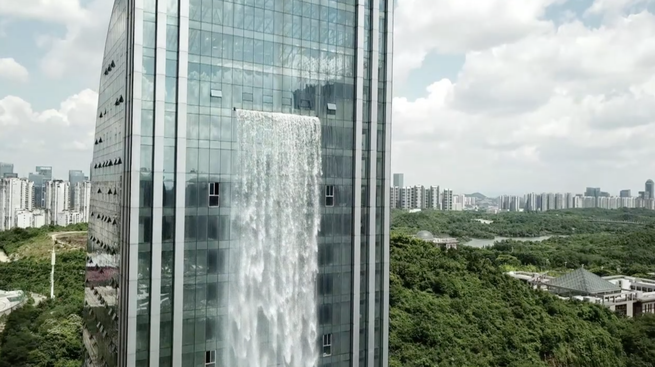 Rascacielos chino tiene cascada más alta del mundo