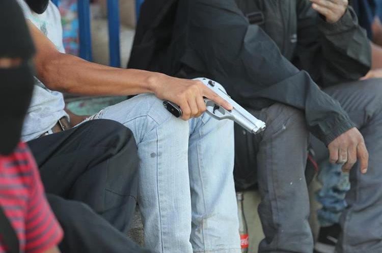 GALERÍA: Hombres armados con fusiles de asalto vigilan las calles de Bárcenas, Villa Nueva
