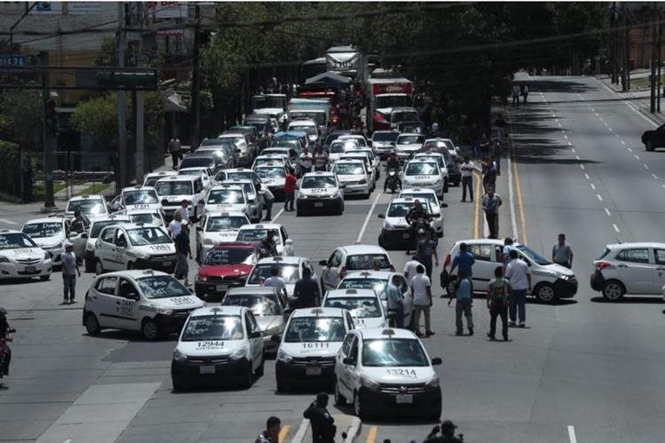 Multan a taxistas que obstaculizaron vías durante manifestación contra Uber