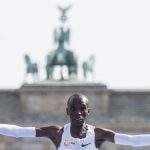 Eliud Kipchoge conquista el maratón de Berlín e impone nuevo récord mundial