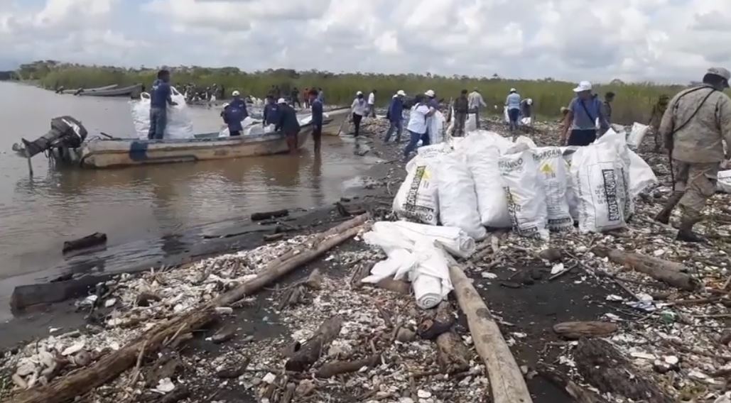 Realizan jornada de limpieza en el Río Motagua