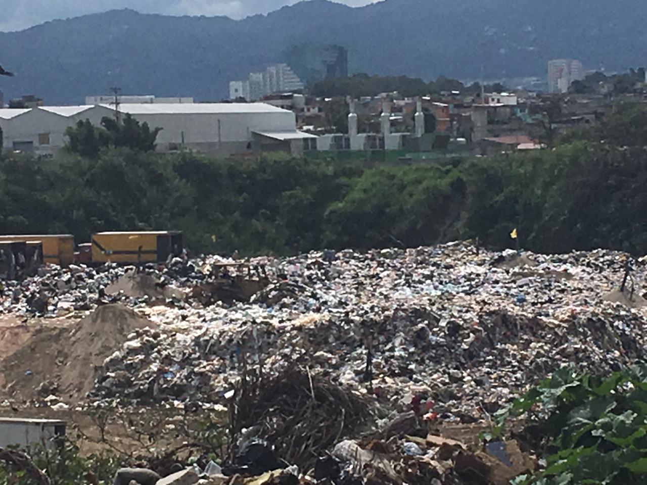 Recolector de basura muere al derrumbarse una parte del basurero en la zona 3