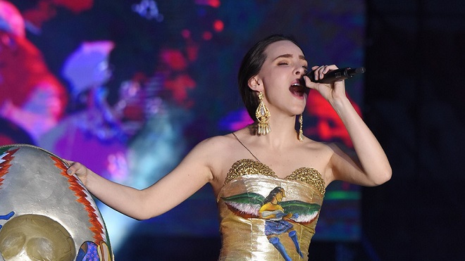 Critican a Belinda por supuesto maltrato a modelos de su línea de ropa