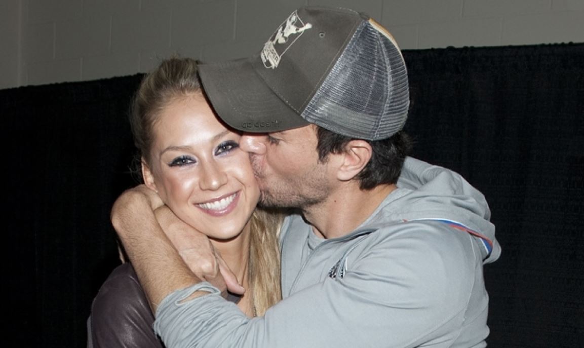 Enrique Iglesias habla sobre e beso que le dio a una fan