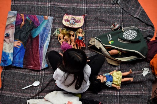 Con peluches y cochecitos, niños migrantes sobreviven al éxodo centroamericano