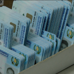 Renap elimina cobros (y el servicio) que hacían a guatemaltecos en el extranjero para recibir DPI a domicilio o entrega rápida en consulados