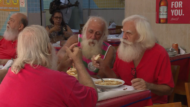 Santas de Brasil dicen adiós a la Navidad en una curiosa actividad