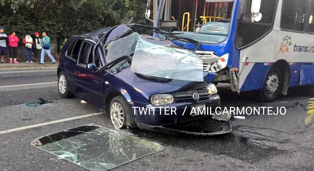 Conductor se atraviesa el semáforo en rojo y provoca accidente en zona 10