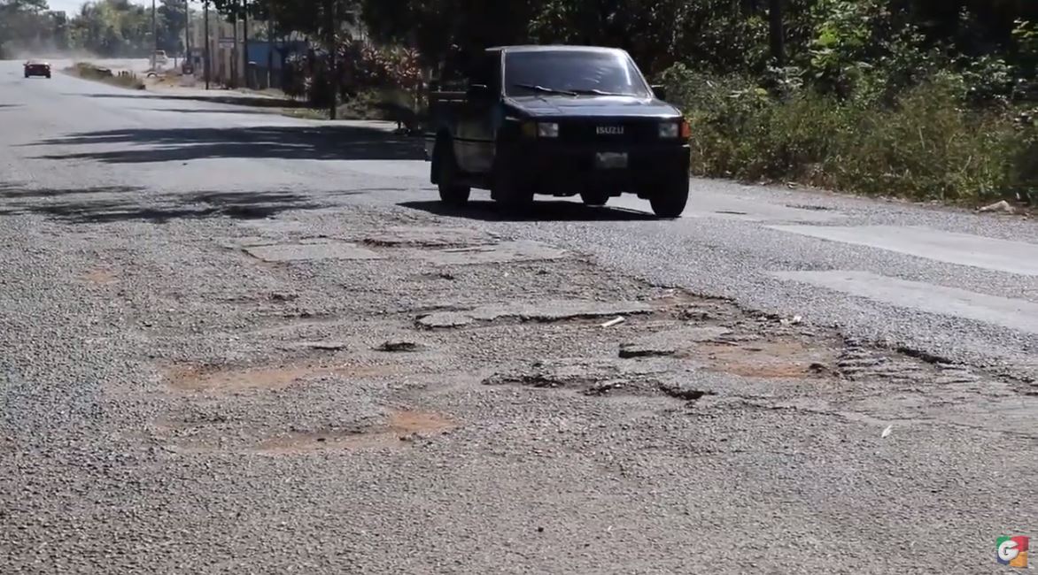 Mal estado de carreteras provoca accidentes y vehículos dañados