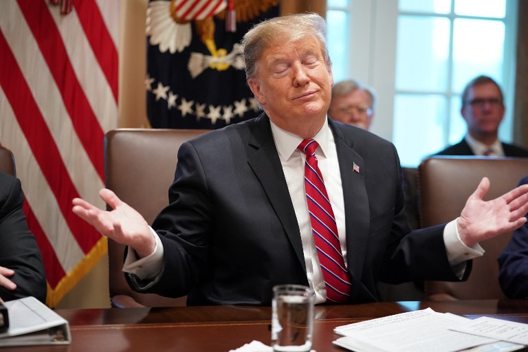 EL Presidente Trump habla frente a su gabinete durante una conferencia de Prensa. Este domingo la cadena CBS anunció que el Fiscal General sondeó con miembros de gabinete la eventual destitución del mandatario. (Photo by Mandel NGAN / AFP)