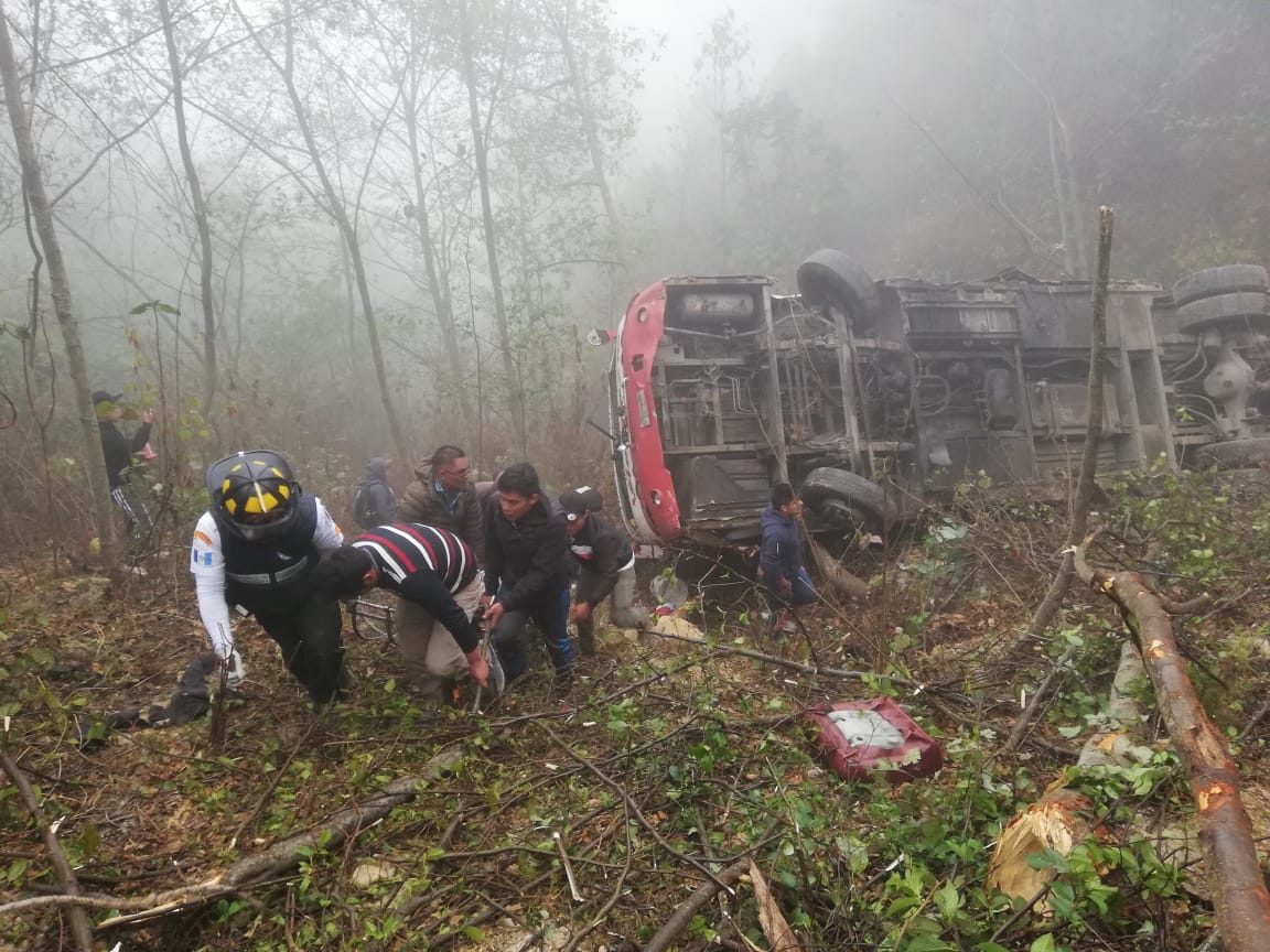 Al menos un muerto y 15 heridos deja accidente de bus en Nahualá