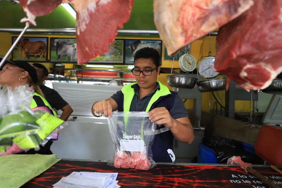 Luego que alcalde de Mixco denunciara la localización de cabezas de perros, autoridades municipales iniciaron un operativo en las carnicerías del municipio.