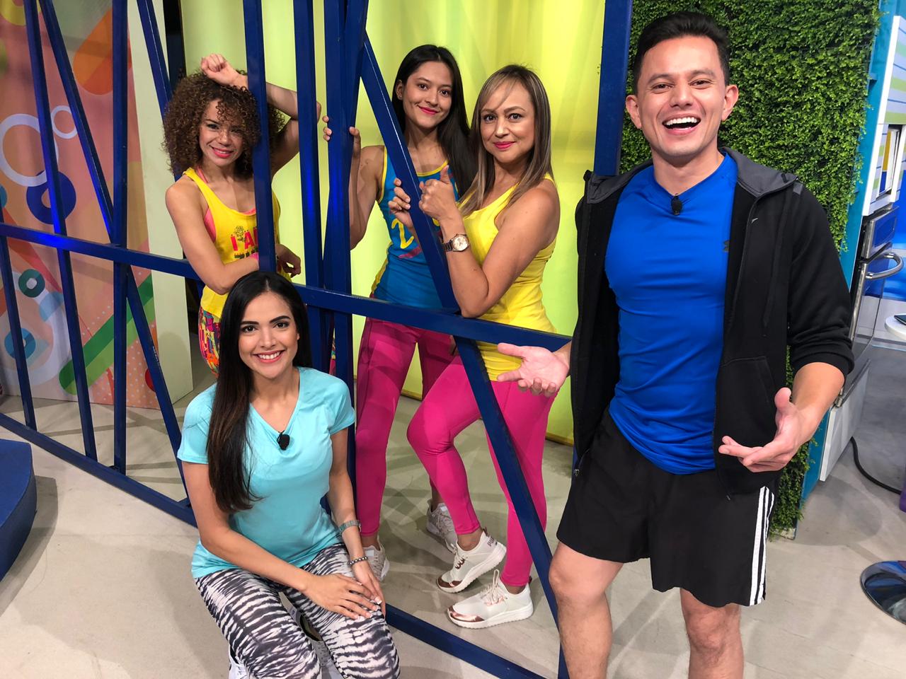 Los presentadores Oriana Silva y Julio de León  en el segmento "Recárgate" de "Viva La Mañana".