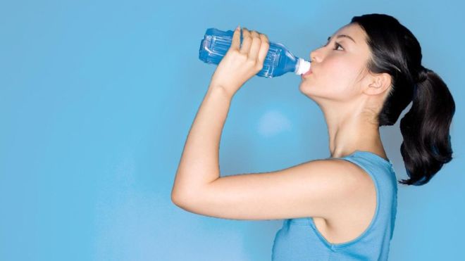 ¿Cuánta agua es recomendable beber cada día?