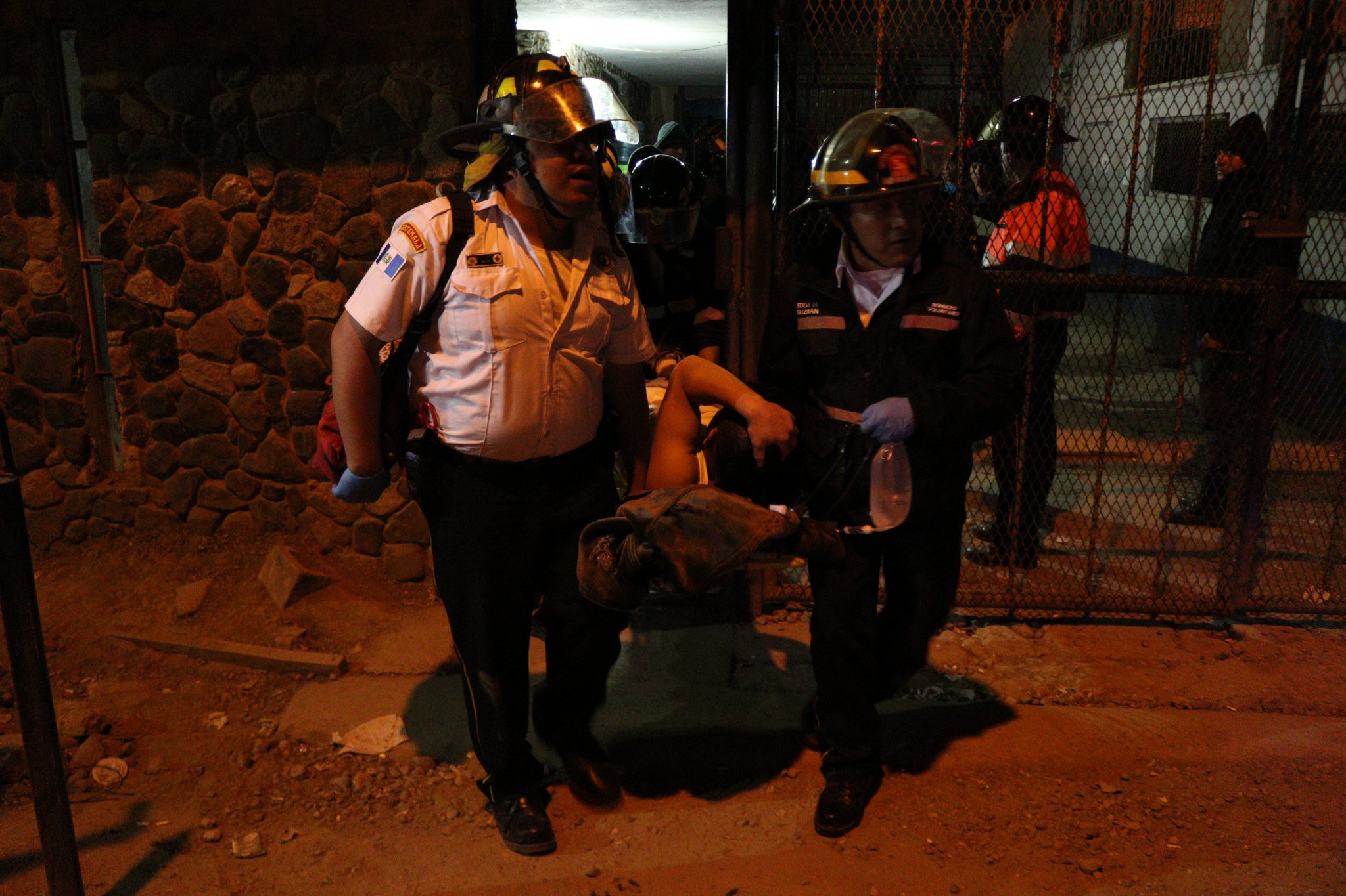 Bomberos Voluntarios salen de Pavón con uno de los heridos luego del motín que también dejó una persona muerta. (Foto William Gónzlaez, Bomberos Voluntarios)