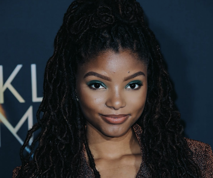 La actriz Halle Bailey personificará a "Ariel", en la película Live Action de La Sirenita. (Foto Prensa Libre: Twitter)