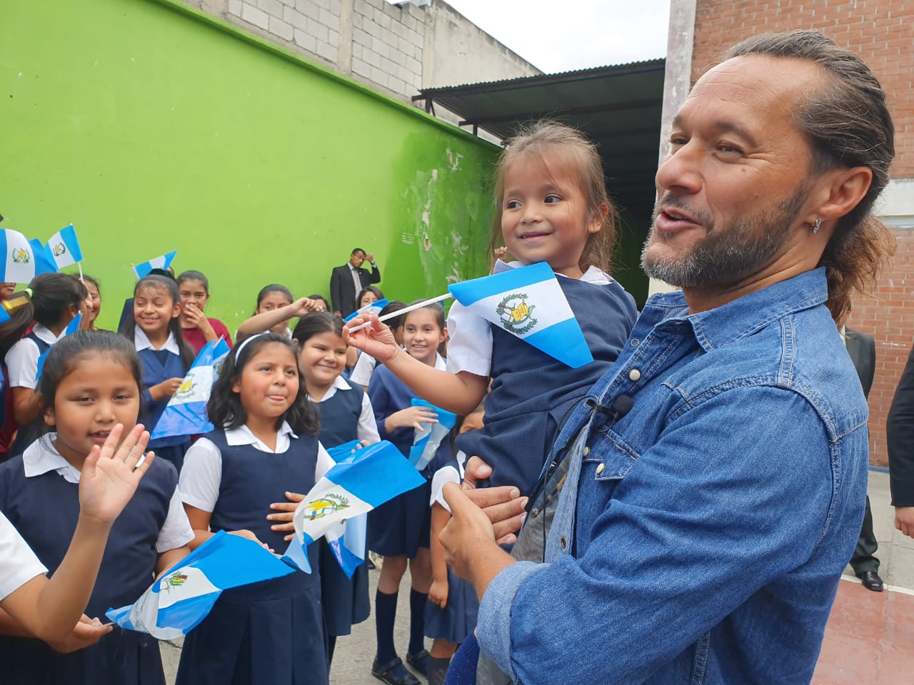 Diego Torres visita escuela en la zona 1