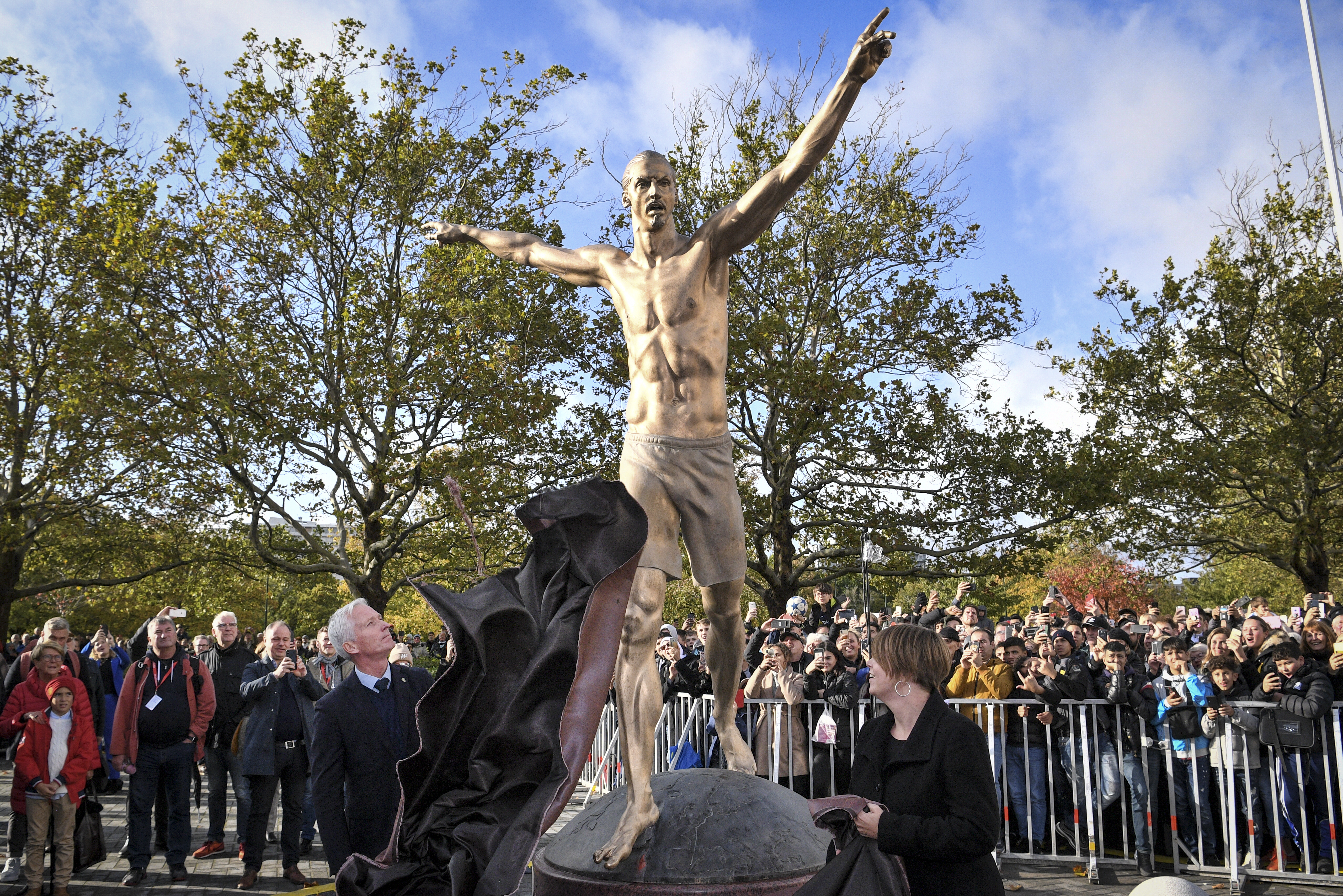 Ibrahimovic inaugura una estatua con su efigie en su ciudad natal