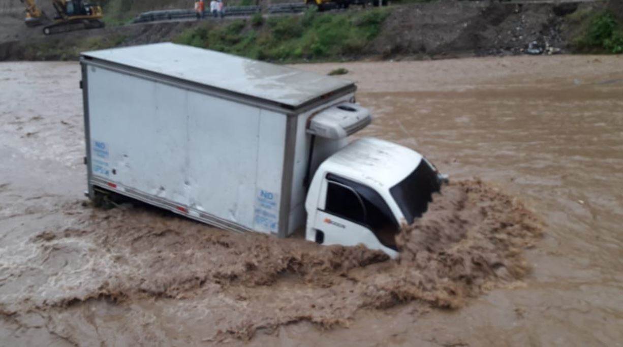 Granizo y lluvia afectan en varios lugares de la capital