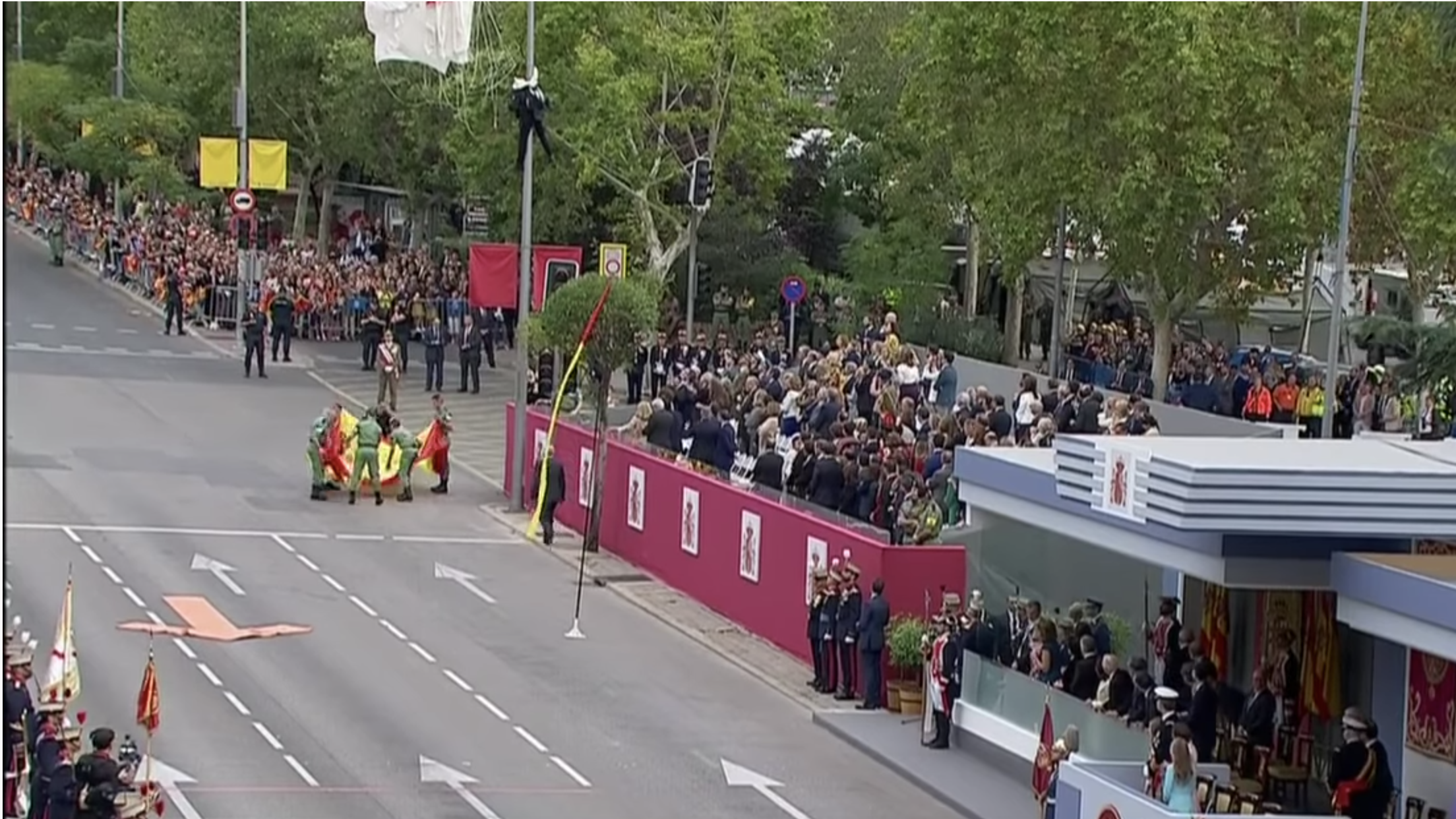 VIDEO: El fallido aterrizaje de paracaidista en desfile militar frente al rey de España