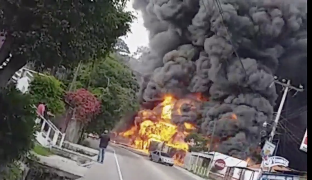 VIDEO: Así estalló un pipa de combustible que consumió 10 viviendas