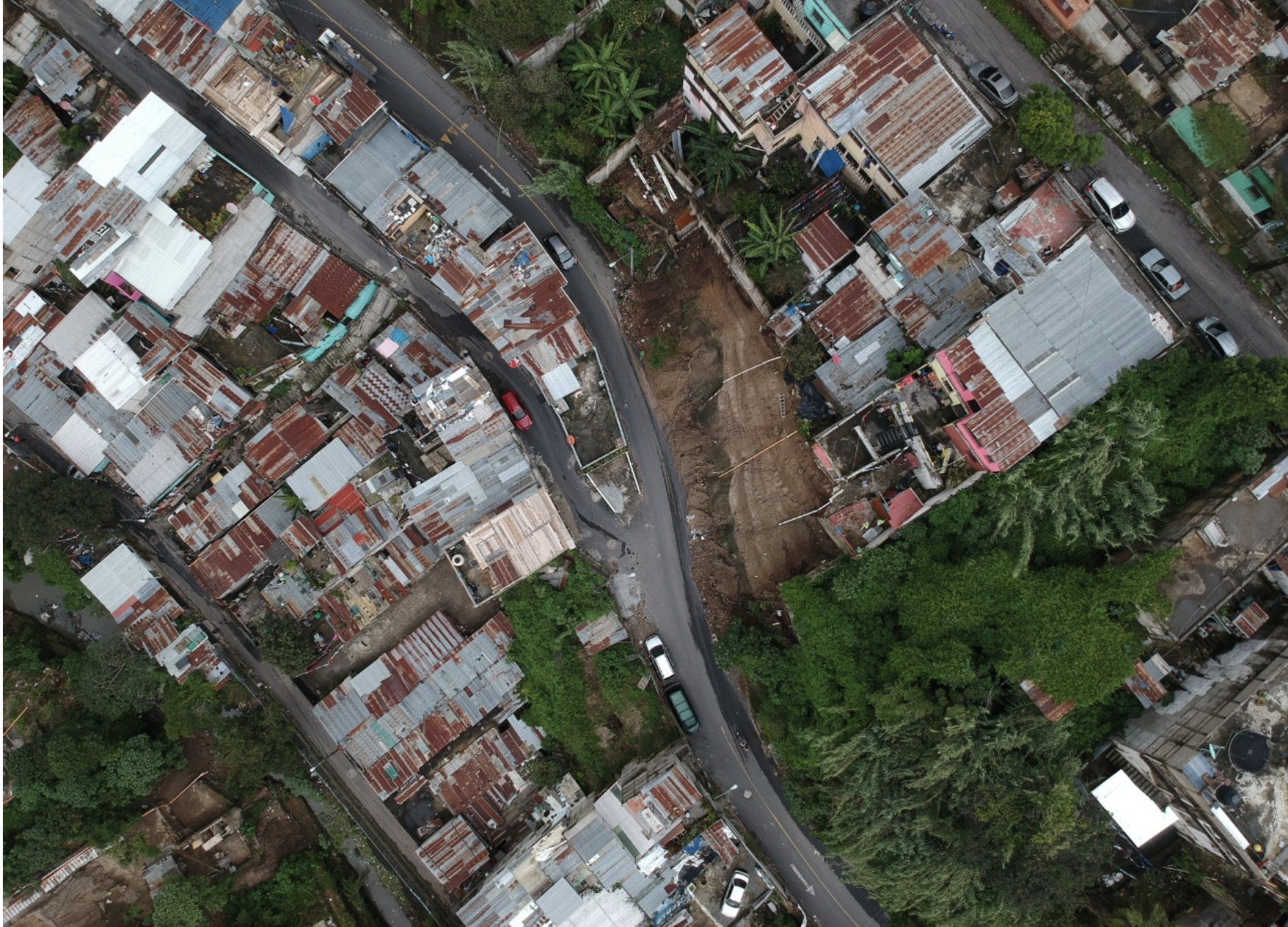 VIDEO: En peligro latente de deslave, así se vive en los barrancos de la zona 5
