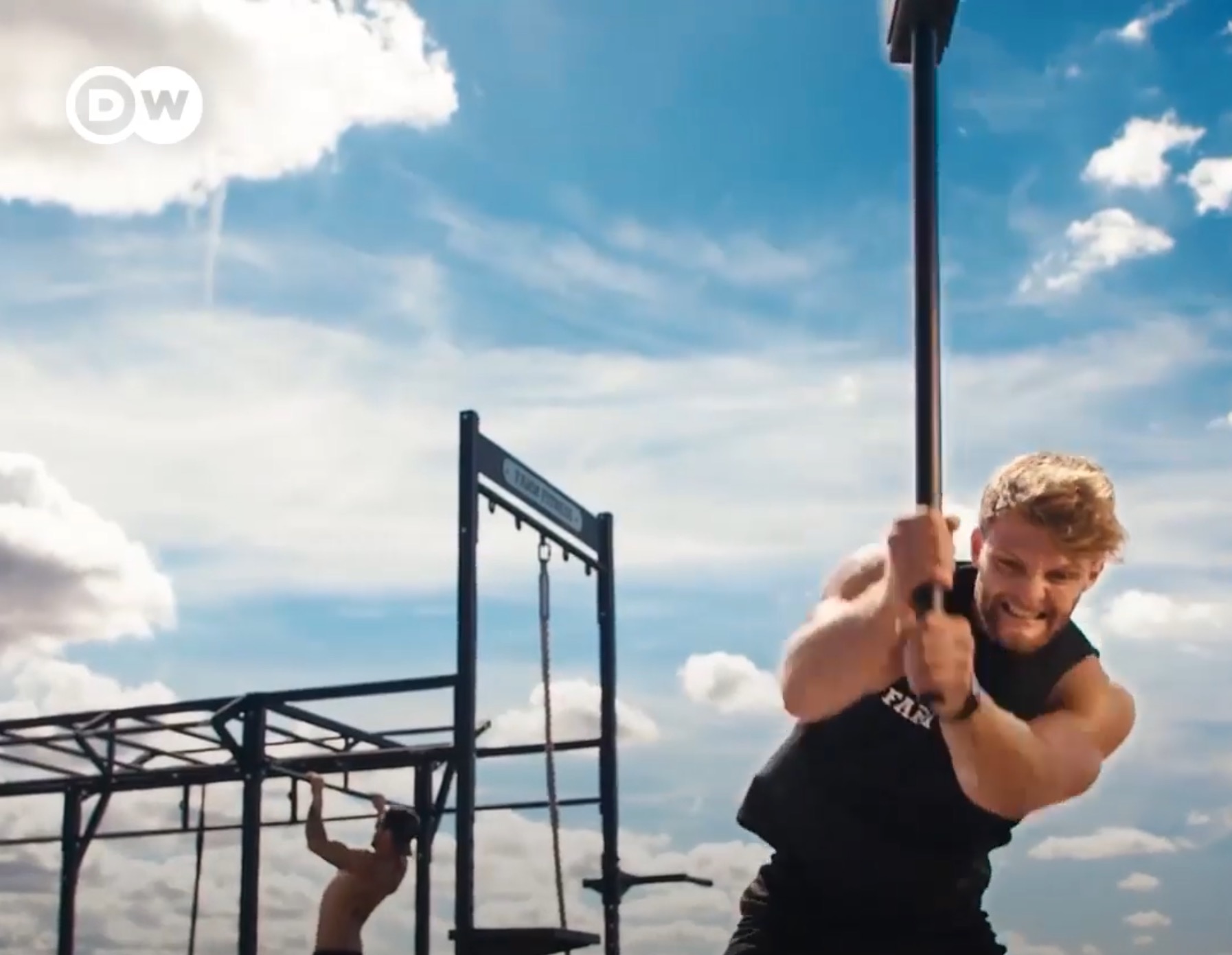 Video: Un hombre convierte una granja en un gimnasio