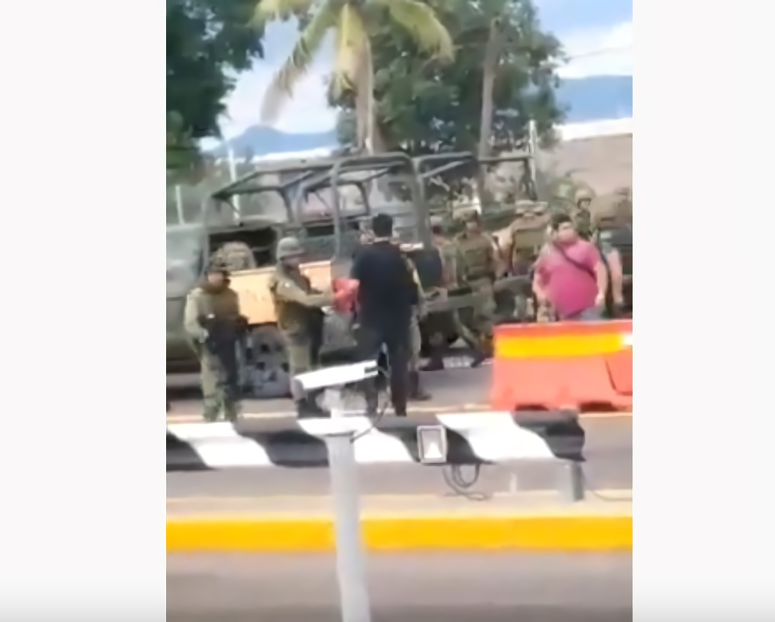 Video | El saludo entre militares y sicarios que indigna&hellip;
