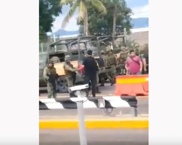 Video | El saludo entre militares y sicarios que indigna&hellip;