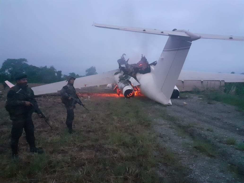 Con machetes y palos impiden al Ejército interceptar narcoavioneta