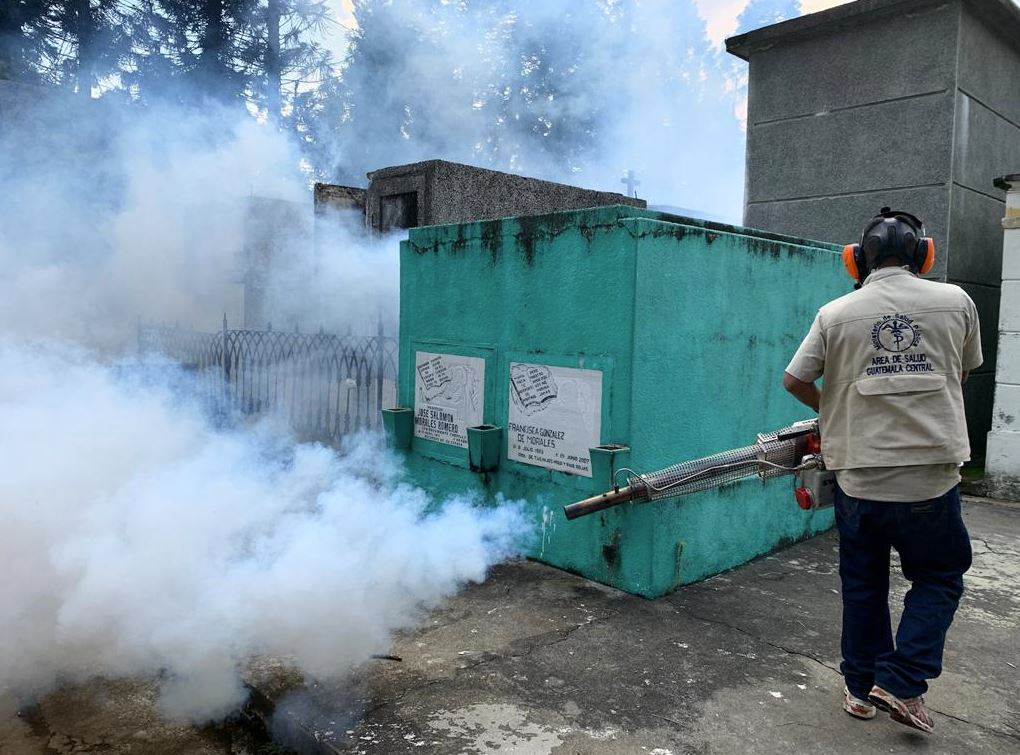 Ministerio de Salud prohibe ventas en el interior de cementerios