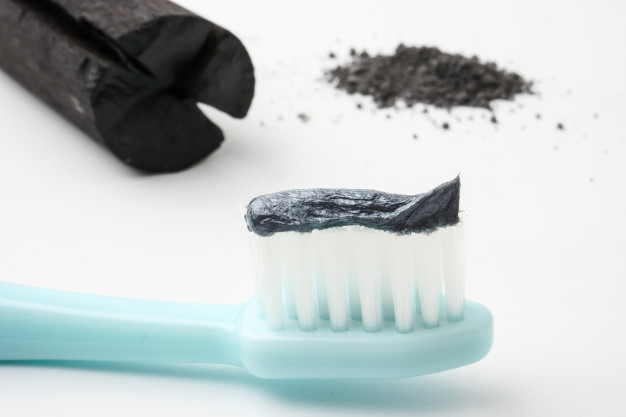 Usar pasta de carbón activo para blanquear los dientes puede ser altamente peligroso para la salud bucal. (Foto Guatevisión: Freepik)
