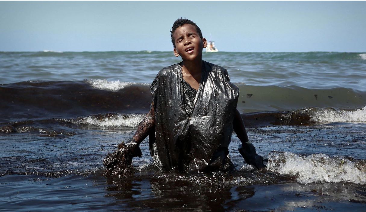 Un niño cubierto de petróleo: la catástrofe de la costa noreste de Brasil en imagen