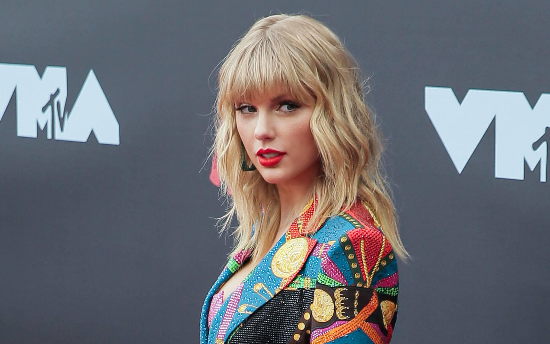 Taylor Swift lanza su segundo álbum sorpresa en cuarentena