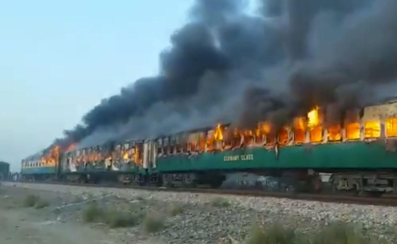 Fatal incendio en un tren de Pakistán deja al menos 71 muertos