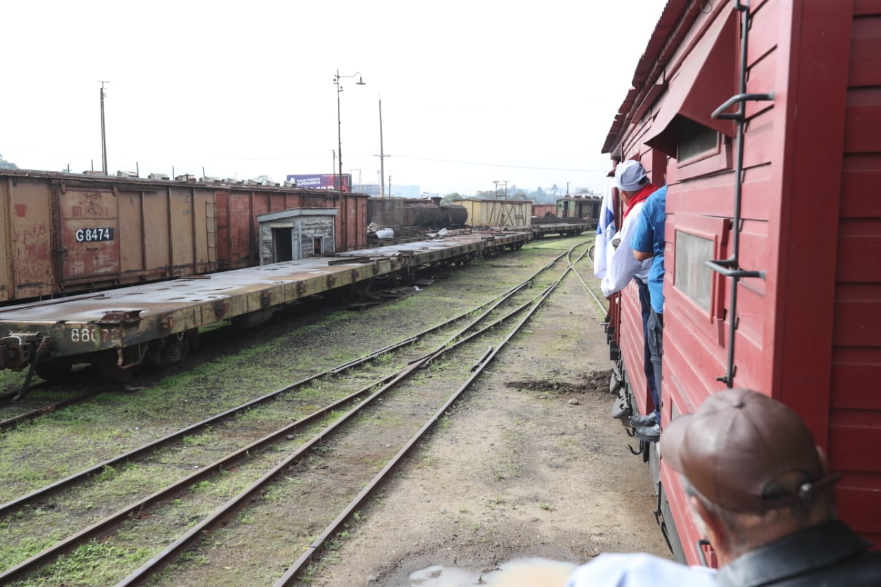 Tren se descarrila en su primer recorrido