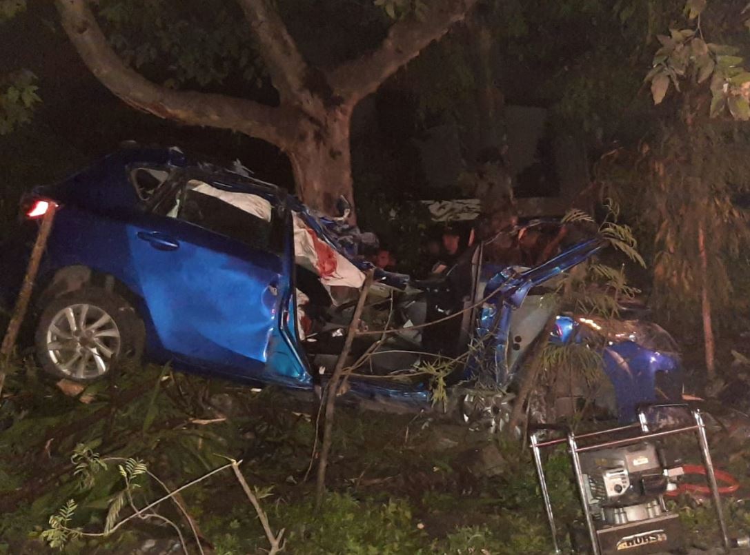Un muerto en impactante accidente, el carro quedó partido en dos