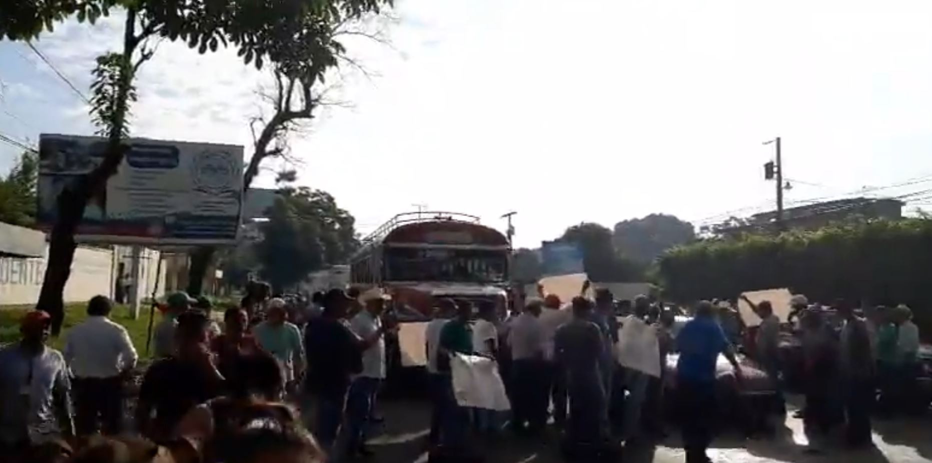 Pobladores de Santo Domingo Suchitepéquez exigen reparar carretera y bloquean paso de Vuelta Ciclística