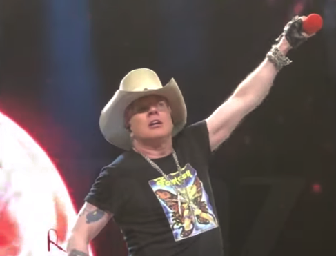 VIDEO: Axl Rose sufre caída durante concierto