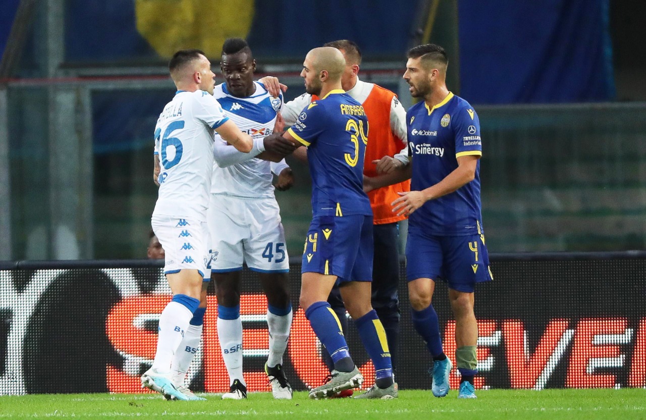 Mario Balotelli amenaza con salir del terreno de juego en pleno partido
