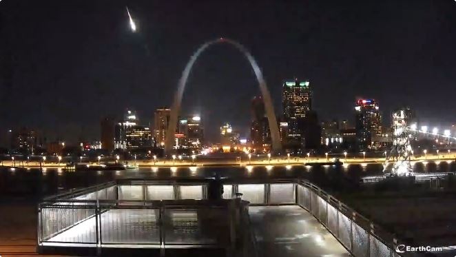 Video | Captan imágenes de un meteoro que iluminó el cielo en Estados Unidos
